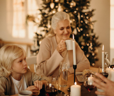 The Perfect Holiday Décor: Artificial Christmas Garlands for Your Health Retreat